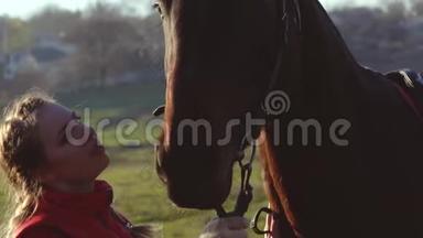 马女在日落时亲吻一匹马。 慢动作。 侧视。 关门